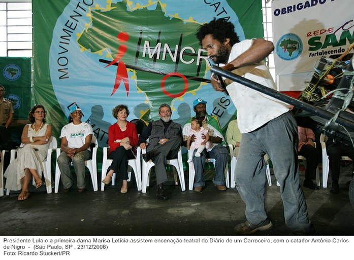 Presidente Lula e a primeira-dama Marisa Letícia assistem encenação teatral do Diário de um Carroceiro, com o catador Antônio Carlos de Nigro.jpg