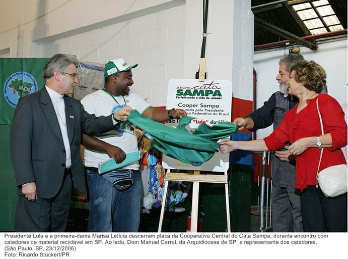 Presidente Lula e a primeira-dama Marisa Letícia descerram placa da Cooperativa Central do Cata Sampa, durante encontro com catadores de material reciclável em SP.jpg