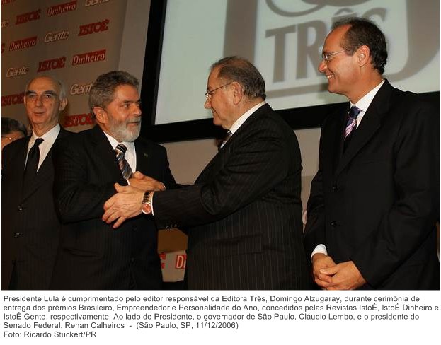 Presidente Lula é cumprimentado pelo editor responsável da Editora Três, Domingo Alzugaray, durante cerimônia de entrega dos prêmios Brasileiro, Empreendedor e Personalidade do Ano.jpg