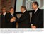 Presidente Lula é cumprimentado pelo editor responsável da Editora Três, Domingo Alzugaray, durante cerimônia de entrega dos prêmios Brasileiro, Empreendedor e Personalidade do Ano.jpg