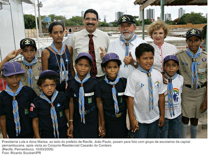 Presidente Lula e d. Marisa, ao lado do prefeito de Recife, João Paulo, posam para foto com grupo de escoteiros da capital pernambucana, após visita ao Conjunto Residencial Casarão do Cordeiro.jpg