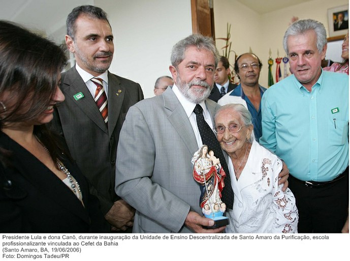 Presidente Lula e dona Canô, durante inauguração da Unidade de Ensino Descentralizada de Santo Amaro da Purificação.jpg