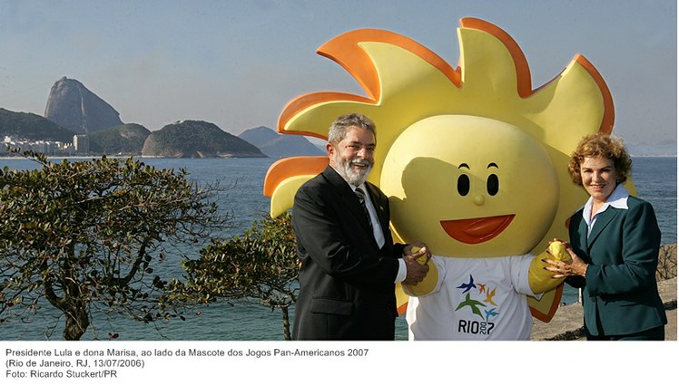 Presidente Lula e dona Marisa, ao lado da Mascote dos Jogos Pan-Americanos 2007.jpg