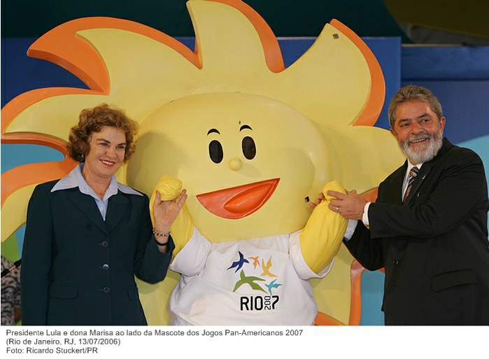 Presidente Lula e dona Marisa ao lado da Mascote dos Jogos Pan-Americanos 2007.jpg