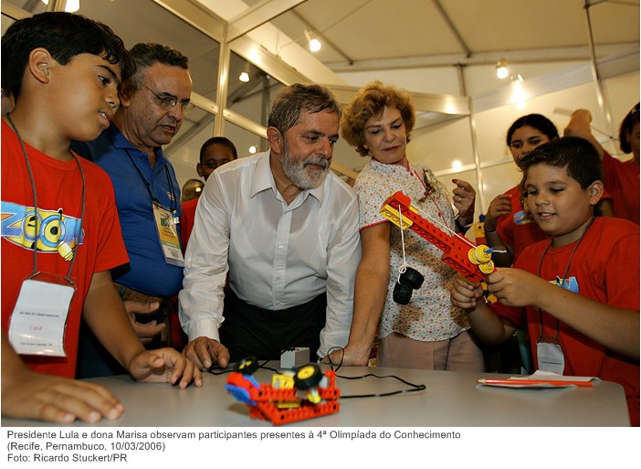 Presidente Lula e dona Marisa observam participantes presentes à 4ª Olimpíada do Conhecimento.jpg