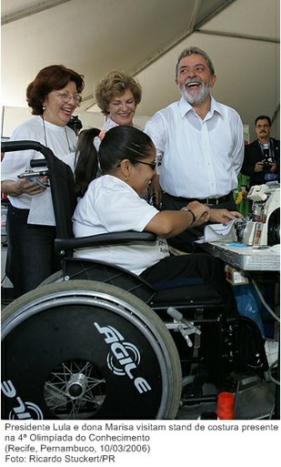 Presidente Lula e dona Marisa visitam stand de costura presente na 4ª Olimpíada do Conhecimento.jpg