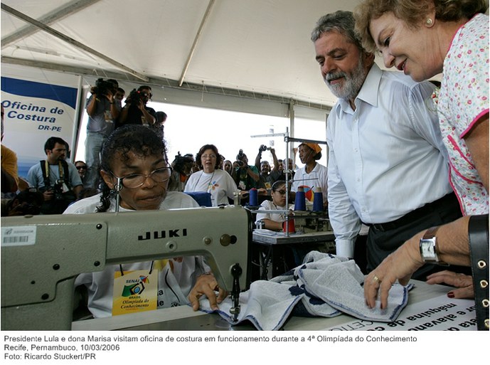 Presidente Lula e dona Marisa visitam stand de costureiras presente à 4ª Olimpíada do Conhecimento.jpg