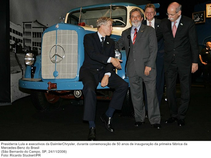 Presidente Lula e executivos da DaimlerChrysler, durante comemoração de 50 anos de inauguração da primeira fábrica da Mercedes-Benz do Brasil.jpg