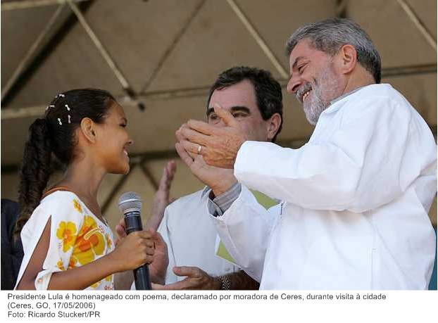 Presidente Lula é homenageado com poema, declaramado por moradora de Ceres, durante visita à cidade.jpg
