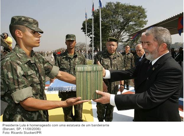 Presidente Lula é homenageado com uma estatueta de um bandeirante.jpg