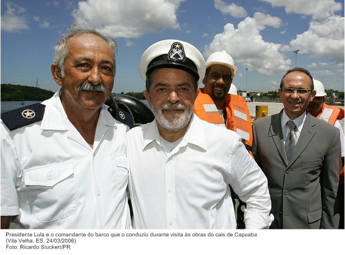 Presidente Lula e o comandante do barco que o conduziu durante visita às obras do cais de Capuaba.jpg