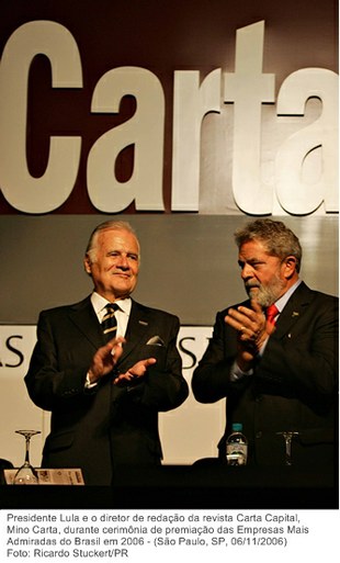 Presidente Lula e o diretor de redação da revista Carta Capital, Mino Carta, durante cerimônia de premiação das Empresas Mais Admiradas do Brasil em 2006.jpg