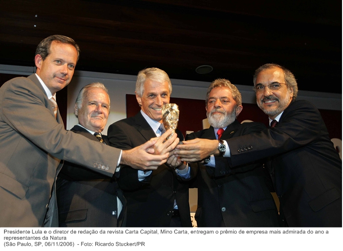 Presidente Lula e o diretor de redação da revista Carta Capital, Mino Carta, entregam o prêmio de empresa mais admirada do ano a representantes da Natura.jpg