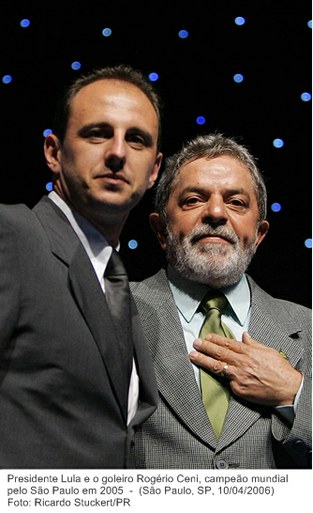Presidente Lula e o goleiro Rogério Ceni, campeão mundial pelo São Paulo em 2005.jpg