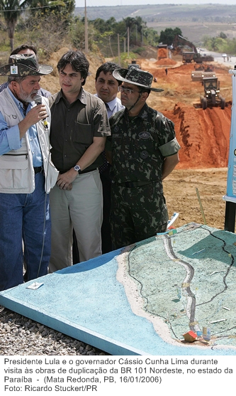 Presidente Lula e o governador Cássio Cunha Lima durante visita às obras de duplicação da BR 101 Nordeste, no estado da Paraíba.jpg