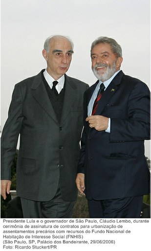 Presidente Lula e o governador de São Paulo, Cláudio Lembo, durante cerimônia de assinatura de contratos para urbanização de assentamentos precários com recursos do Fundo Nacional de Habitação.jpg