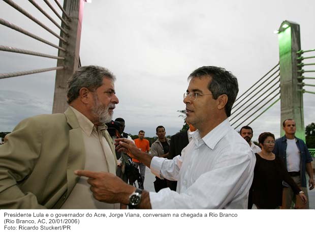Presidente Lula e o governador do Acre, Jorge Viana, conversam na chegada a Rio Branco (2).jpg