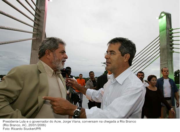 Presidente Lula e o governador do Acre, Jorge Viana, conversam na chegada a Rio Branco.jpg