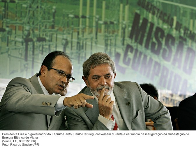 Presidente Lula e o governador do Espírito Santo, Paulo Hartung, conversam durante a cerimônia de inauguração da Subestação de Energia Elétrica de Viana.jpg