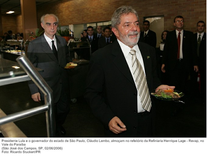 Presidente Lula e o governador do estado de São Paulo, Cláudio Lembo, almoçam no refeitório da Refiniaria Henrique Lage - Revap, no Vale do Paraíba.jpg