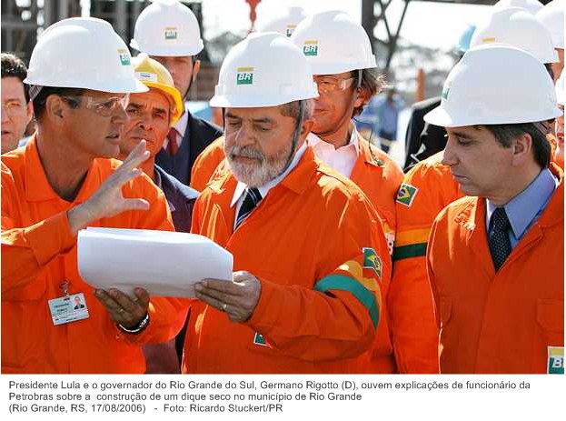 Presidente Lula e o governador do Rio Grande do Sul, Germano Rigotto (D), ouvem explicações de funcionário da Petrobras sobre a construção de um dique seco no município de Rio Grande.jpg