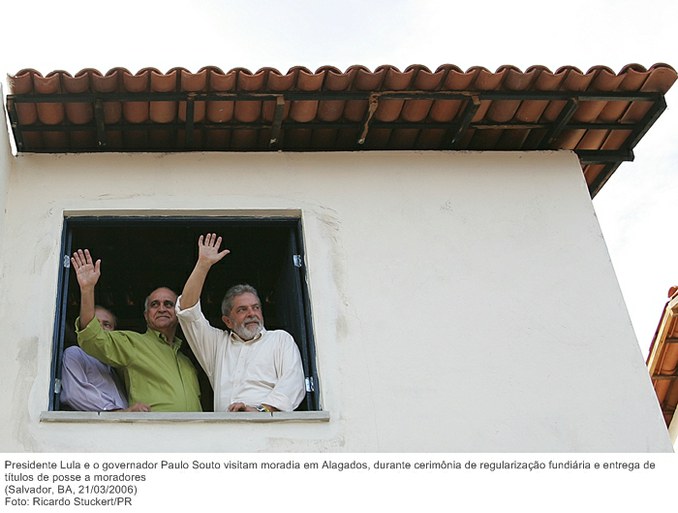 Presidente Lula e o governador Paulo Souto visitam moradia em Alagados, durante cerimônia de regularização fundiária e entrega de títulos de posse a moradores.jpg