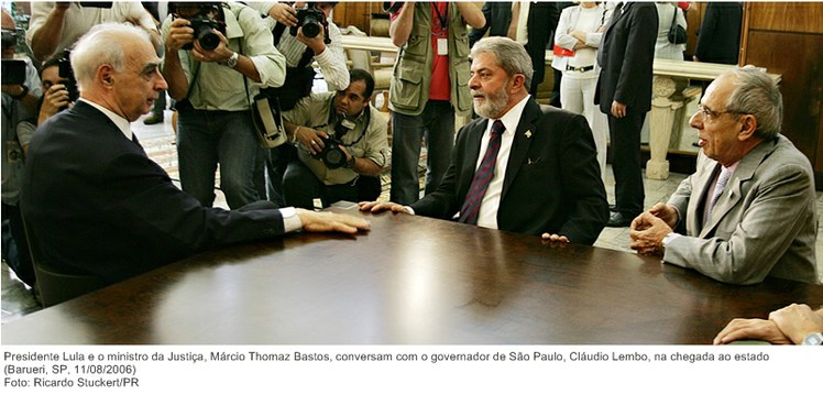 Presidente Lula e o ministro da Justiça, Márcio Thomaz Bastos, conversam com o governador de São Paulo, Cláudio Lembo, na chegada ao estado.jpg