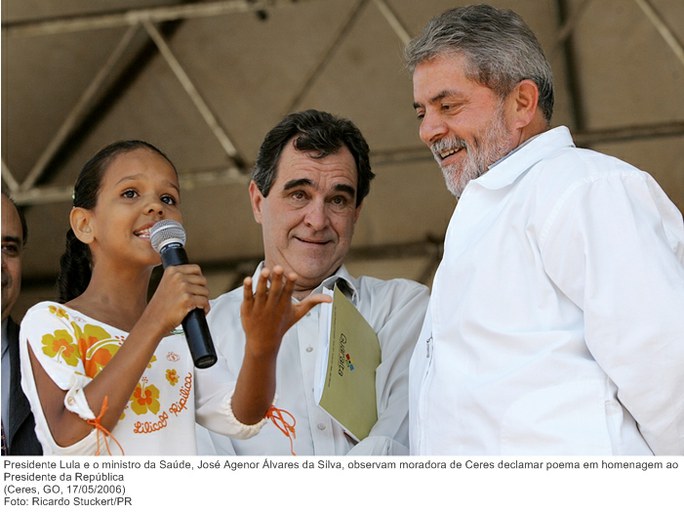 Presidente Lula e o ministro da Saúde, José Agenor Álvares da Silva, observam moradora de Ceres declamar poema em homenagem ao Presidente da República.jpg