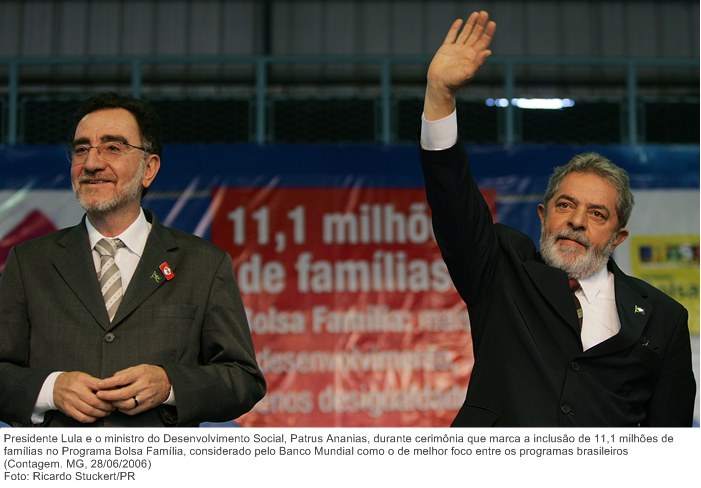Presidente Lula e o ministro do Desenvolvimento Social, Patrus Ananias, durante cerimônia que marca a inclusão de 11,1 milhões de famílias no Programa Bolsa Família.jpg