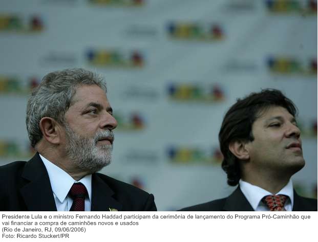 Presidente Lula e o ministro Fernando Haddad participam da cerimônia de lançamento do Programa Pró-Caminhão que vai financiar a compra de caminhões novos e usados.jpg