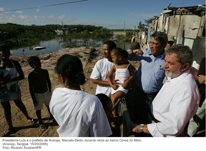 Presidente Lula e o prefeito de Aracaju, Marcelo Déda, durante visita ao bairro Coroa do Meio.jpg