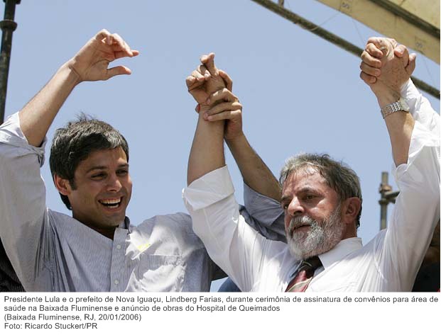 Presidente Lula e o prefeito de Nova Iguaçu, Lindberg Farias, durante cerimônia de assinatura de convênios para área de saúde na Baixada Fluminense e anúncio de obras do Hospital de Queimados.jpg