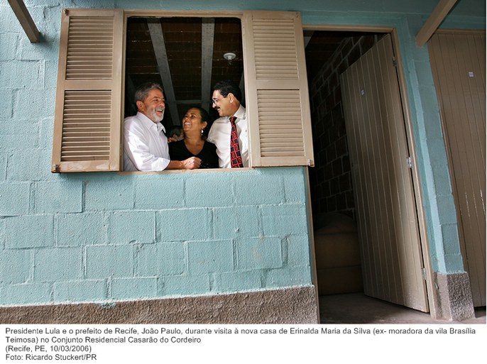 Presidente Lula e o prefeito de Recife, João Paulo, durante visita à nova casa de Erinalda Maria da Silva (ex- moradora da vila Brasília Teimosa) no Conjunto Residencial Casarão do Cordeiro.jpg