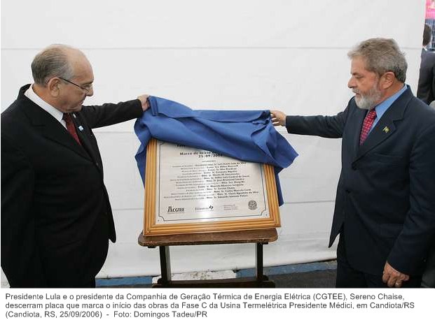 Presidente Lula e o presidente da Companhia de Geração Térmica de Energia Elétrica (CGTEE), Sereno Chaise, descerram placa que marca o início das obras da Fase C da Usina Termelétrica.jpg