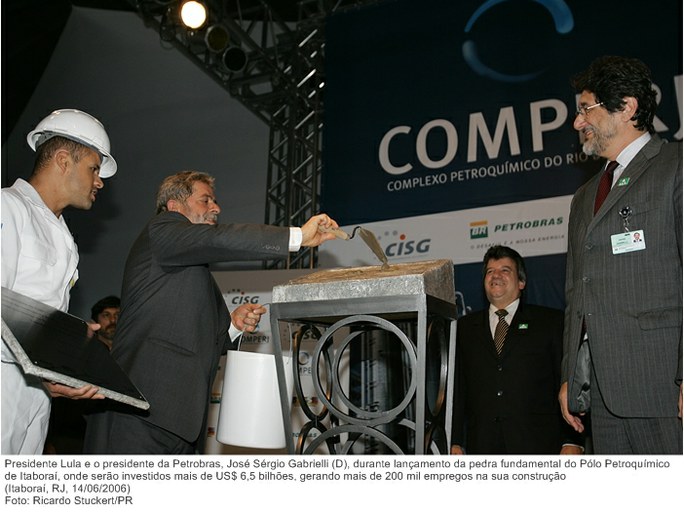 Presidente Lula e o presidente da Petrobras, José Sérgio Gabrielli (D), durante lançamento da pedra fundamental do Pólo Petroquímico de Itaboraí.jpg