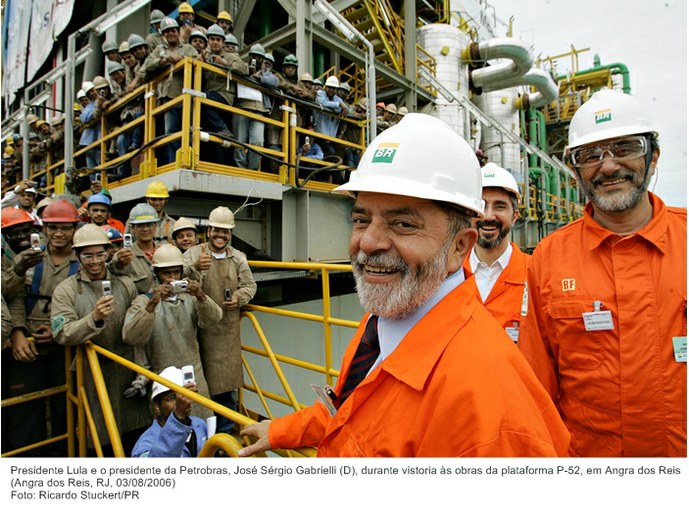 Presidente Lula e o presidente da Petrobras, José Sérgio Gabrielli (D), durante vistoria às obras da plataforma P-52, em Angra dos Reis.jpg