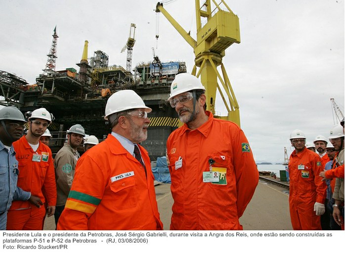 Presidente Lula e o presidente da Petrobras, José Sérgio Gabrielli, durante visita a Angra dos Reis, onde estão sendo construídas as plataformas P-51 e P-52 da Petrobras.jpg