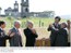 Presidente Lula e o presidente da Petrobras, José Sérgio Gabrielli, seguram a chave da caixa de documentos que foi enterrada na Fazenda Macacu.jpg