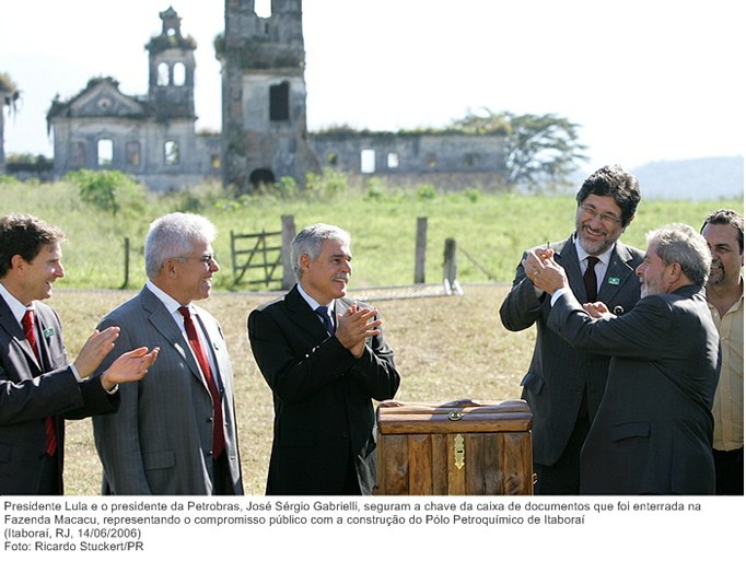 Presidente Lula e o presidente da Petrobras, José Sérgio Gabrielli, seguram a chave da caixa de documentos que foi enterrada na Fazenda Macacu.jpg