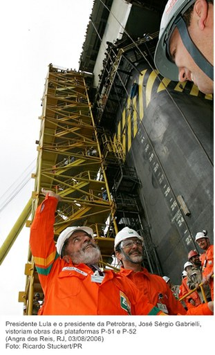 Presidente Lula e o presidente da Petrobras, José Sérgio Gabrielli, vistoriam obras das plataformas P-51 e P-52.jpg