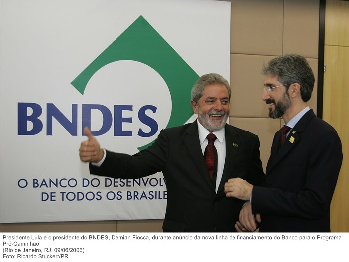 Presidente Lula e o presidente do BNDES, Demian Fiocca, durante anúncio da nova linha de financiamento do Banco para o Programa Pró-Caminhão.jpg