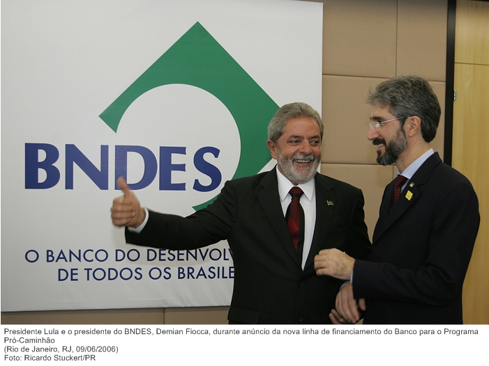 Presidente Lula e o presidente do BNDES, Demian Fiocca, durante anúncio da nova linha de financiamento do Banco para o Programa Pró-Caminhão.jpg