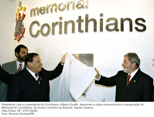 Presidente Lula e o presidente do Corinthians, Alberto Dualib, descerram a placa comemorativa à inauguração do Memorial do Corinthians. Ao fundo o ministro do Esporte, Agnelo Queiroz.jpg