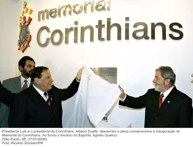 Presidente Lula e o presidente do Corinthians, Alberto Dualib, descerram a placa comemorativa à inauguração do Memorial do Corinthians. Ao fundo o ministro do Esporte, Agnelo Queiroz.jpg