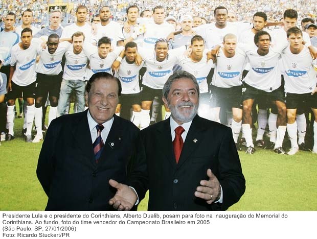 Presidente Lula e o presidente do Corinthians, Alberto Dualib, posam para foto na inauguração do Memorial do Corinthians. Ao fundo, foto do time vencedor do Campeonato Brasileiro em 2005.jpg
