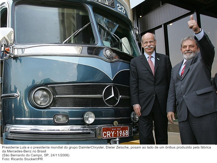 Presidente Lula e o presidente mundial do grupo DaimlerChrysler, Dieter Zetsche, posam ao lado de um ônibus produzido pela fábrica da Mercedes-Benz no Brasil.jpg