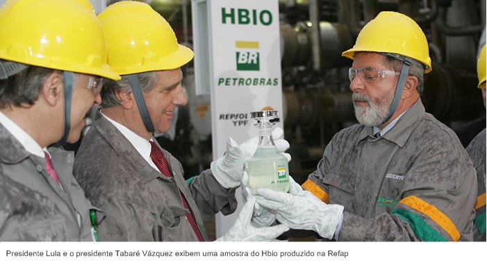 Presidente Lula e o presidente Tabaré Vázquez exibem uma amostra do Hbio produzido na Refap.jpg
