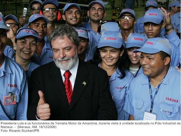 Presidente Lula e os funcionários da Yamaha Motor da Amazônia, durante visita à unidade localizada no Pólo Industrial de Manaus.jpg