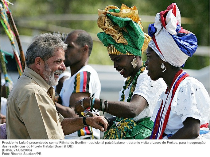 Presidente Lula é presenteado com a Fitinha do Bonfim - tradicional patuá baiano -, durante visita a Lauro de Freitas, para inauguração das residências do Projeto Habitar Brasil (HBB).jpg