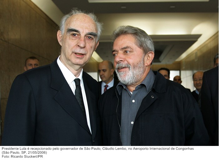 Presidente Lula é recepcionado pelo governador de São Paulo, Cláudio Lembo, no Aeroporto Internacional de Congonhas.jpg